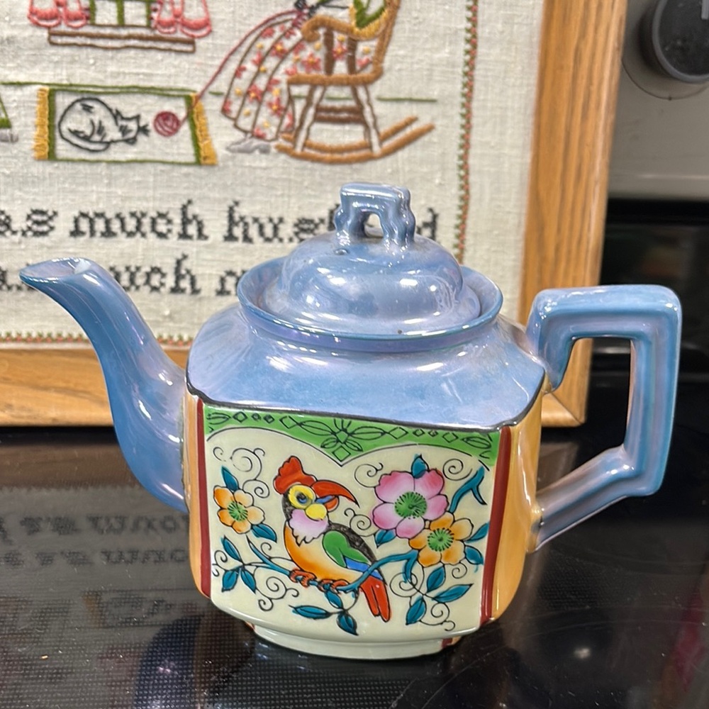 Teapot Rare Vintage Lusterware Hand Painted  Made In Japan
Q